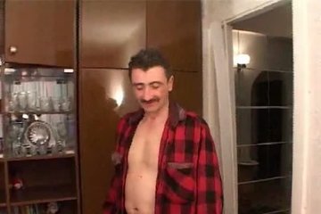 Усатый отчим насильно трахает молодую падчерицу