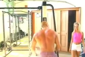 Здоровяк имеет обворожительную 
