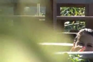 Телочке у бассейна  не терпится сорвать с себя купальник