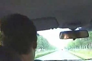 Порно на заднем сиденье автомобиля