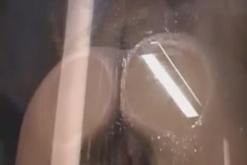Два члена после душа для блондинки
