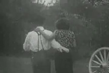 Влюблённая парочка выбралась на пикник