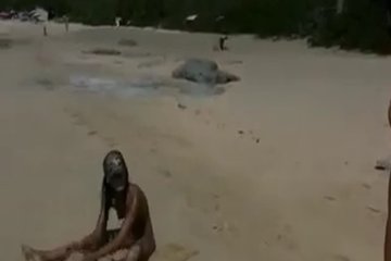 Нагишом отжигают на публичном пляже