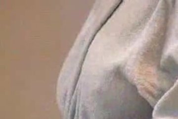 Нагишом ей больше нравится заниматься гимнастикой