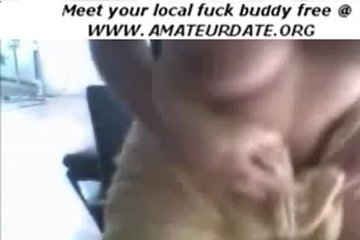 Милашка ласкает свое тело