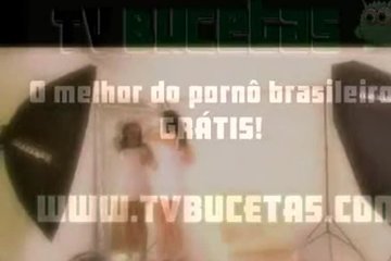 Брюнетка ласкает свое тело на фото сессии