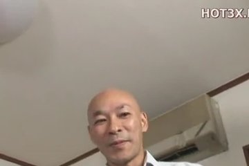 Пиздатейшая японка дрочит член этому чуваку