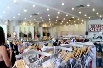 Порно звезда подбирает наряд в магазине