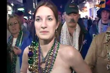 Флэшинг весёлых девчонок на Марди Гра