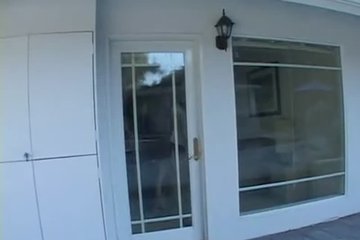 Короткая юбка и анал обеспечили продажу