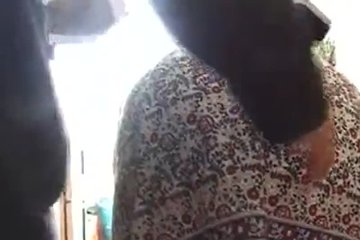 Под юбкой у полной бабульки