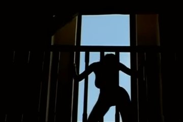 Девушку отвлекли от приятного отдыха