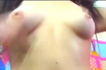 Хорошенькая брюнетка имеет свои дырочки на вебку