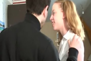 Девушка благодарит за помощь