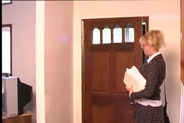 Блондинка эротично играет в бильярд