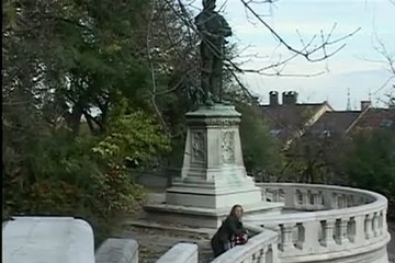 Стройная девушка была без ума от гитары
