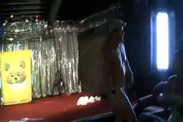 Девушки развлекаются с хорошенькими мальчиками