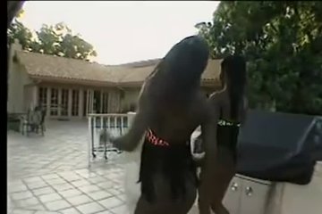 Две мулатки на одного парня