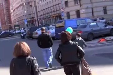 Парни знакомятся с девушкой в Токио Сити и там же трахают ее в туалете