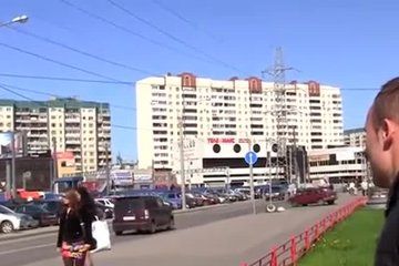 Парни знакомятся с девушкой в Токио Сити и там же трахают ее в туалете