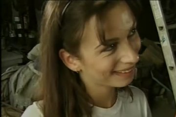 Девушке в рот кончили в грязном сарае