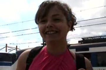 Быстро сев в машину, поехала трахаться