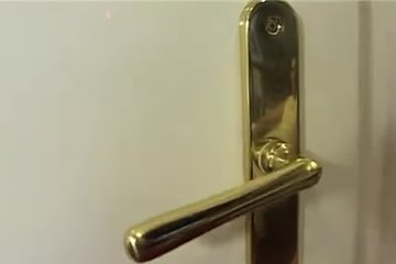 Девушка эротично танцует