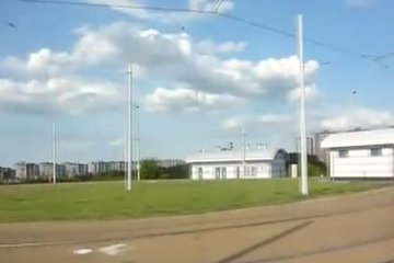 Брюнетка не против оголить своё тело в публичном месте