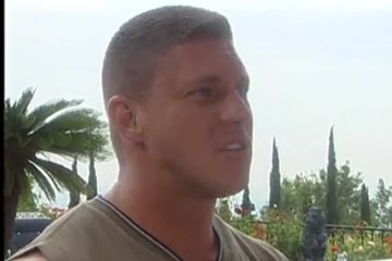 Блондинку встречает грабитель