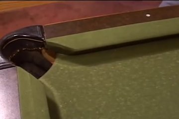 Парень пришёл учиться играть в бильярд