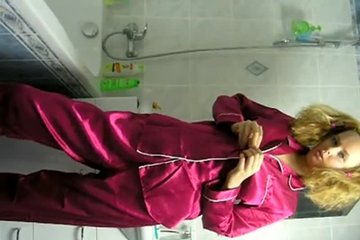 Девушка в ванной медленно раздевается