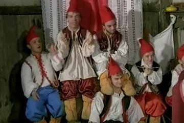 Белоснежку учат мастурбировать семь гномов