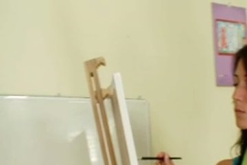Художница мастурбирует кистью
