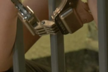 Мужик сковал девушек и удовлетворился ими
