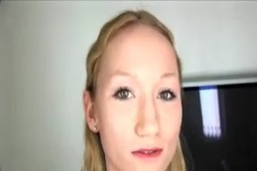 Секс с сладкой кудрявой блондинкой
