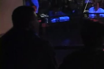 Красотка показала стриптиз и отдалась в клубе
