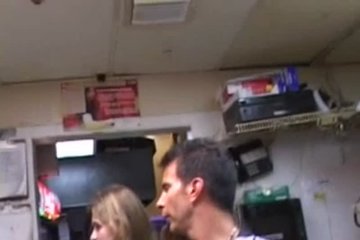 Блондинку имеют на кухне в пиццерии
