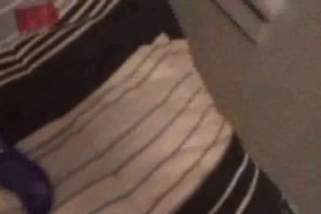 Хорошенькая девушка имеет себя толстым вибратором
