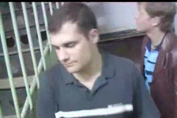 Толстушку в подъезде трахают два симпотичных парня
