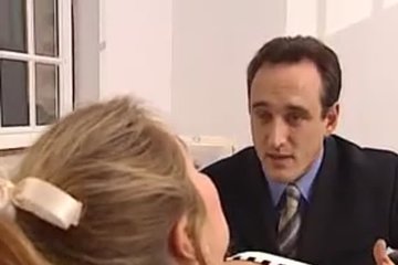 Лаура Синклер отдаётся в гимнастическом зале
