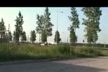 Молодёжь развлекается прямо на трассе
