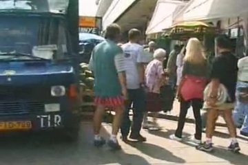 Пару симпатичных попок на овощном рынке