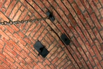 Девушки в приятный плен захватили парня