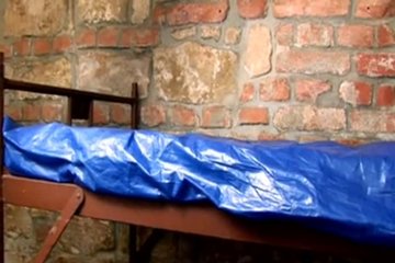Девушки в приятный плен захватили парня