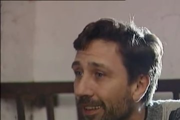 Блондинка уединяется в конюшне с двумя парнями