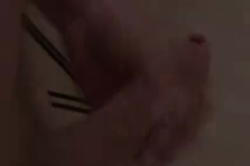 Парень активно дрочит на свою подругу