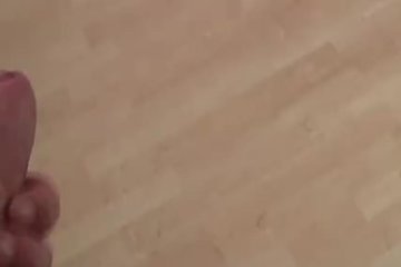 Парень активно дрочит на свою подругу