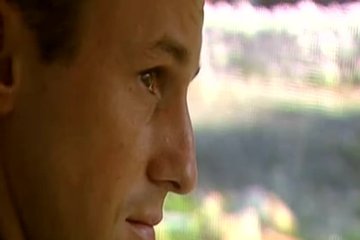 Шатенка прямо в машине на заднем сидении оголяется