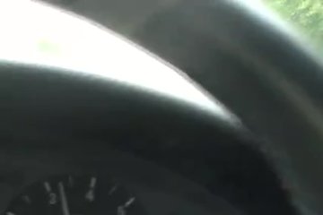 Парень по дороге знакомится с красавицей