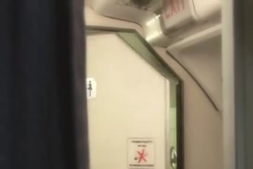 Сексапильная стюардесса обслужила хорошо пассажира